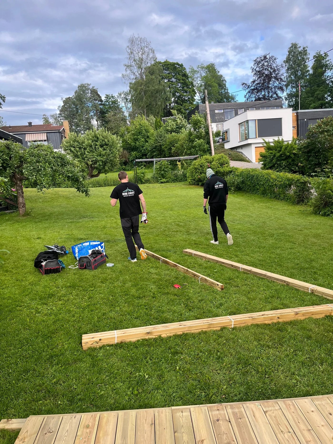 Montører med gulvlegging til partytelt - Berg Event