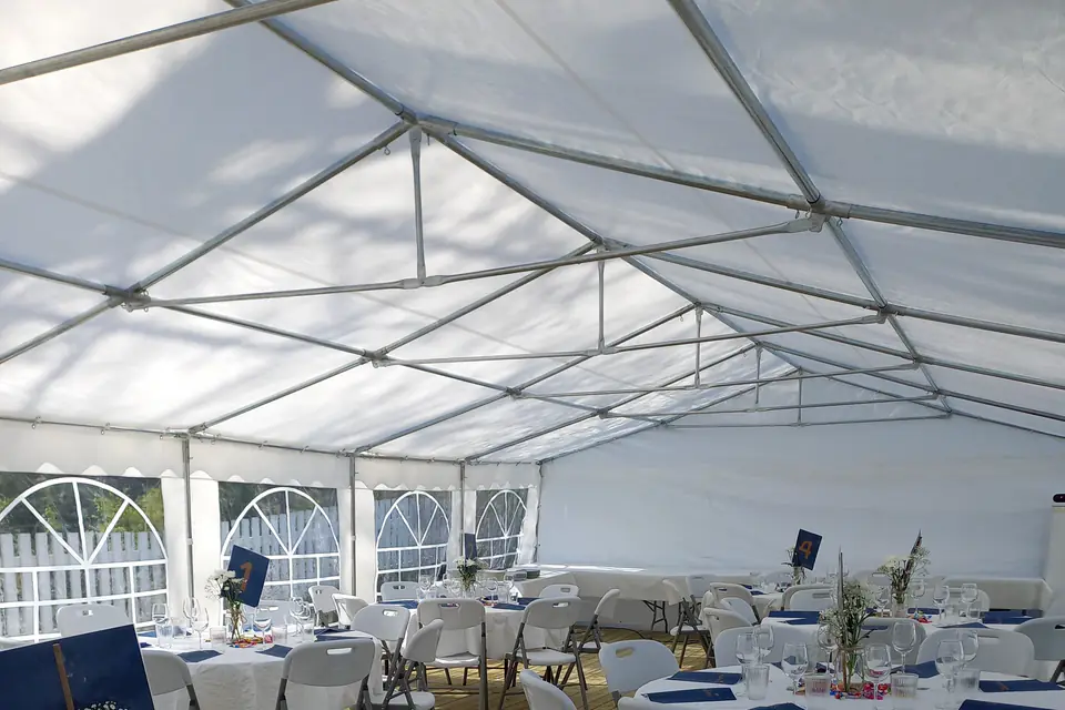 Partytelt på tregulv med runde bord dekket til konfirmasjon i Halden