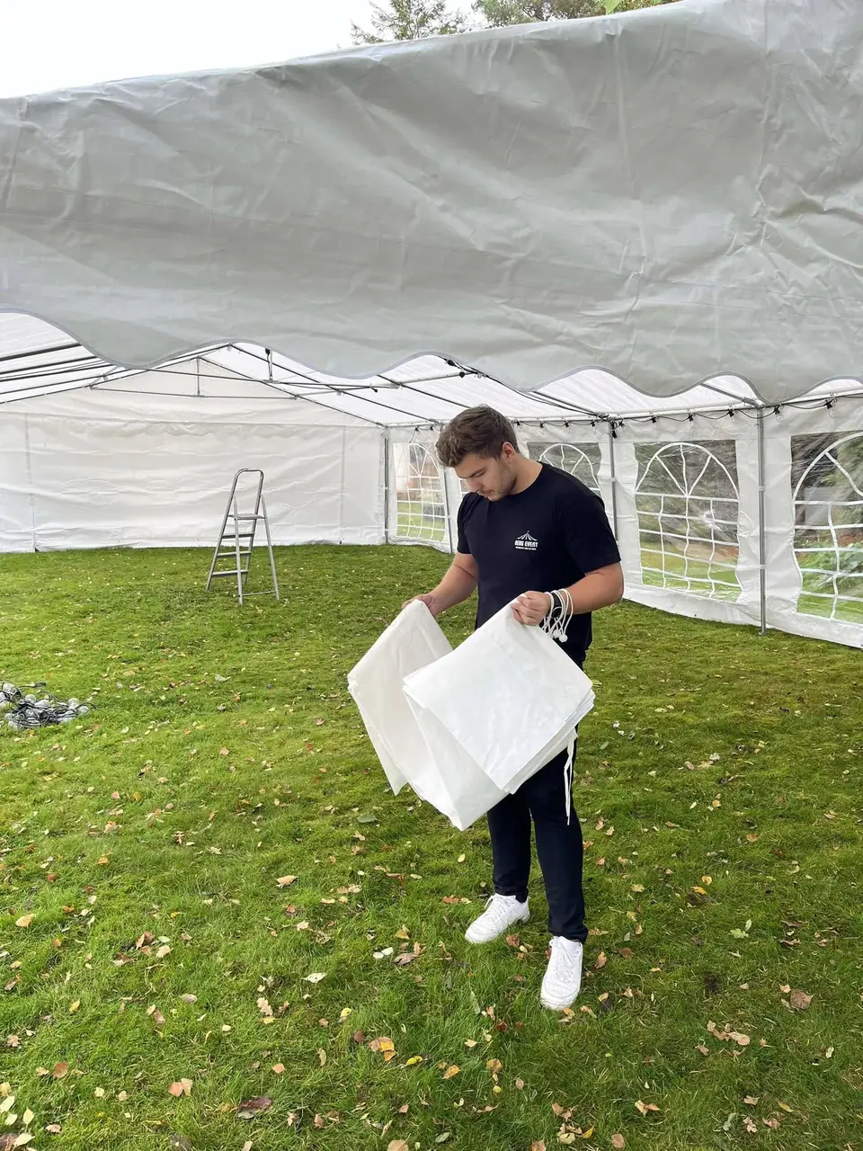 Montør fra Berg Event monterer en vegg på partyteltet
