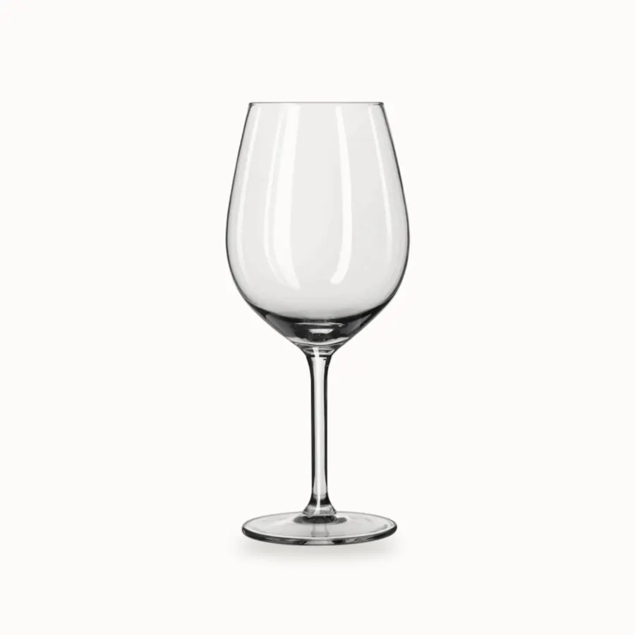 Rødvinsglass på stett i klart glass