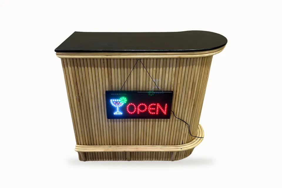 Bardisk i bambusstil med sort bordplate og et opplyst OPEN-skilt
