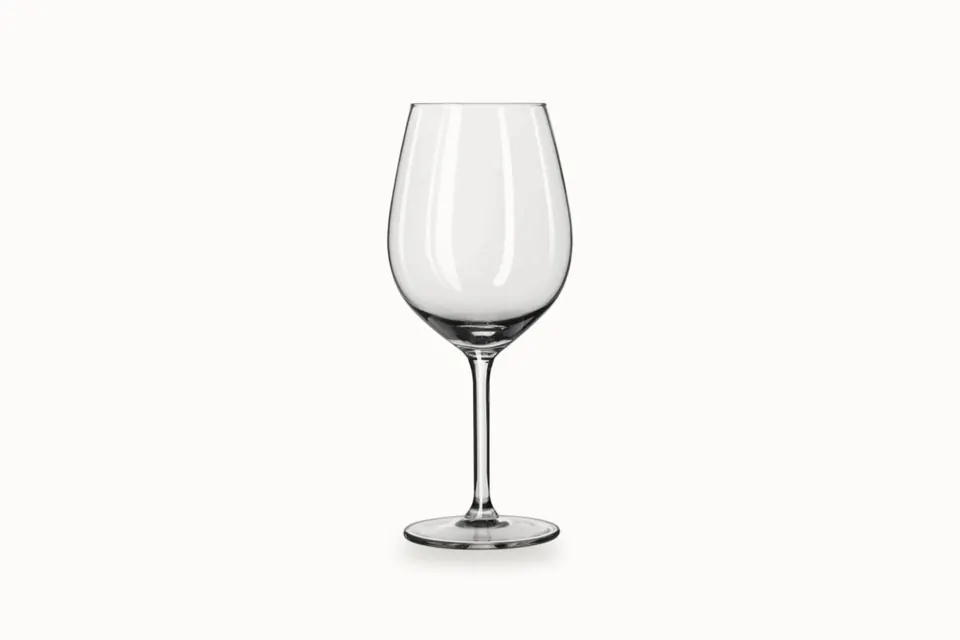 Rødvinsglass på stett i klart glass