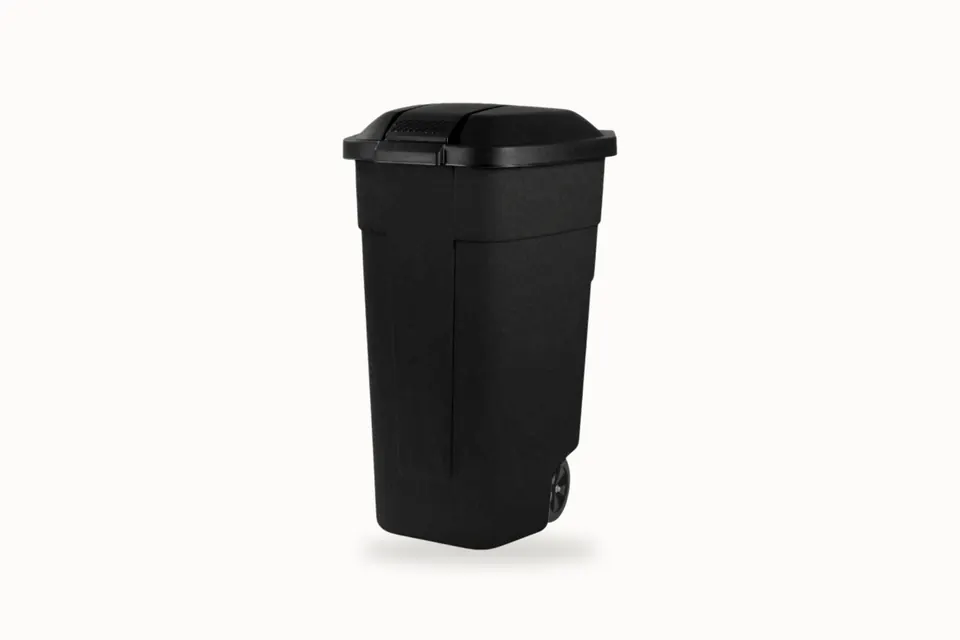 Sort søppeldunk med lokk og hjul