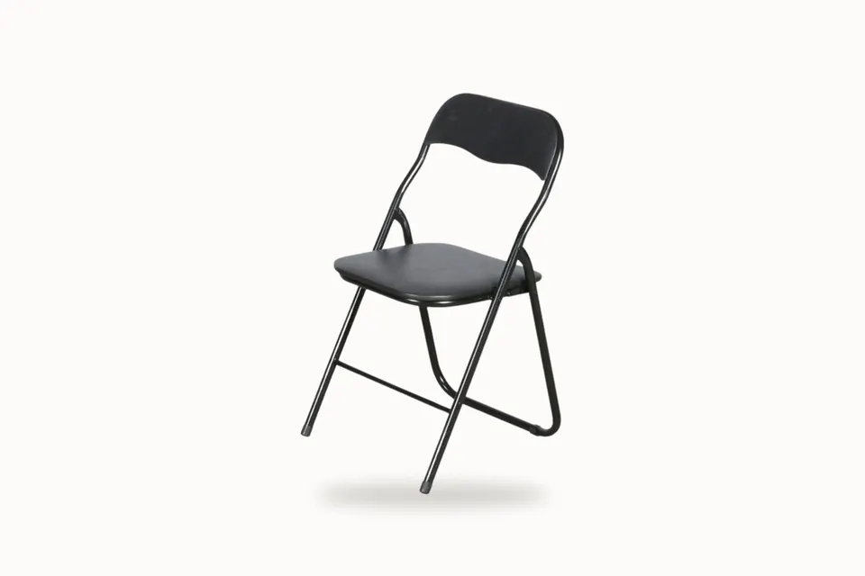 Sort klappstol med polstret sete og rygg, sett skrått forfra