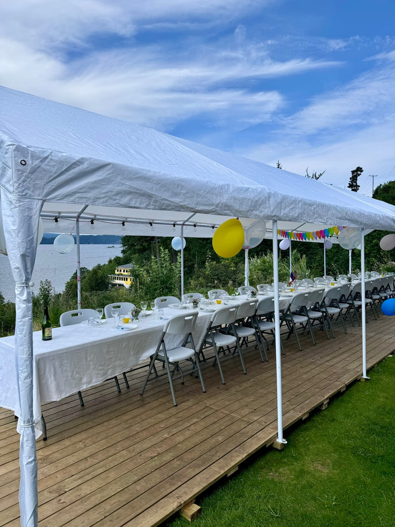 Berg Event-montør foran partytelt klar for levering