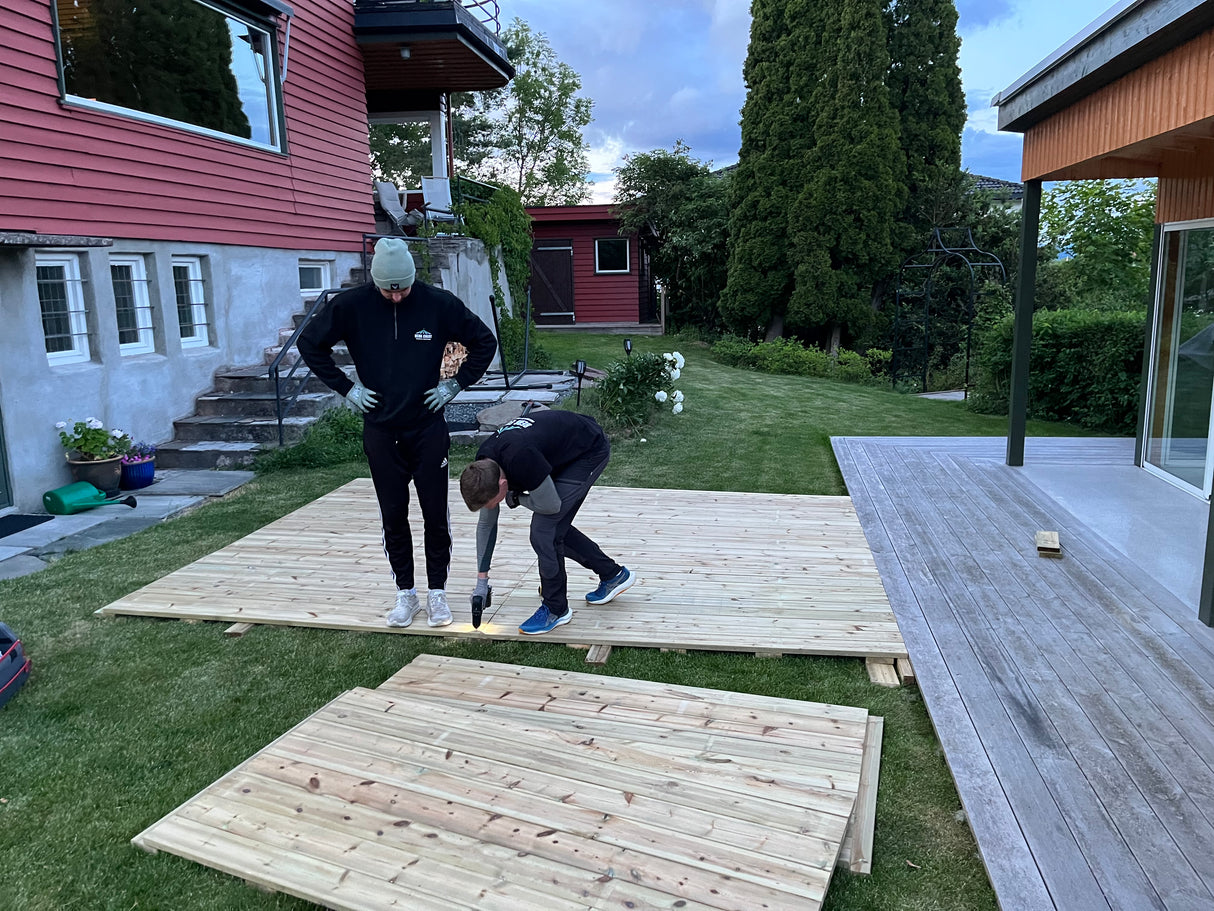 Gulv av terrassebord