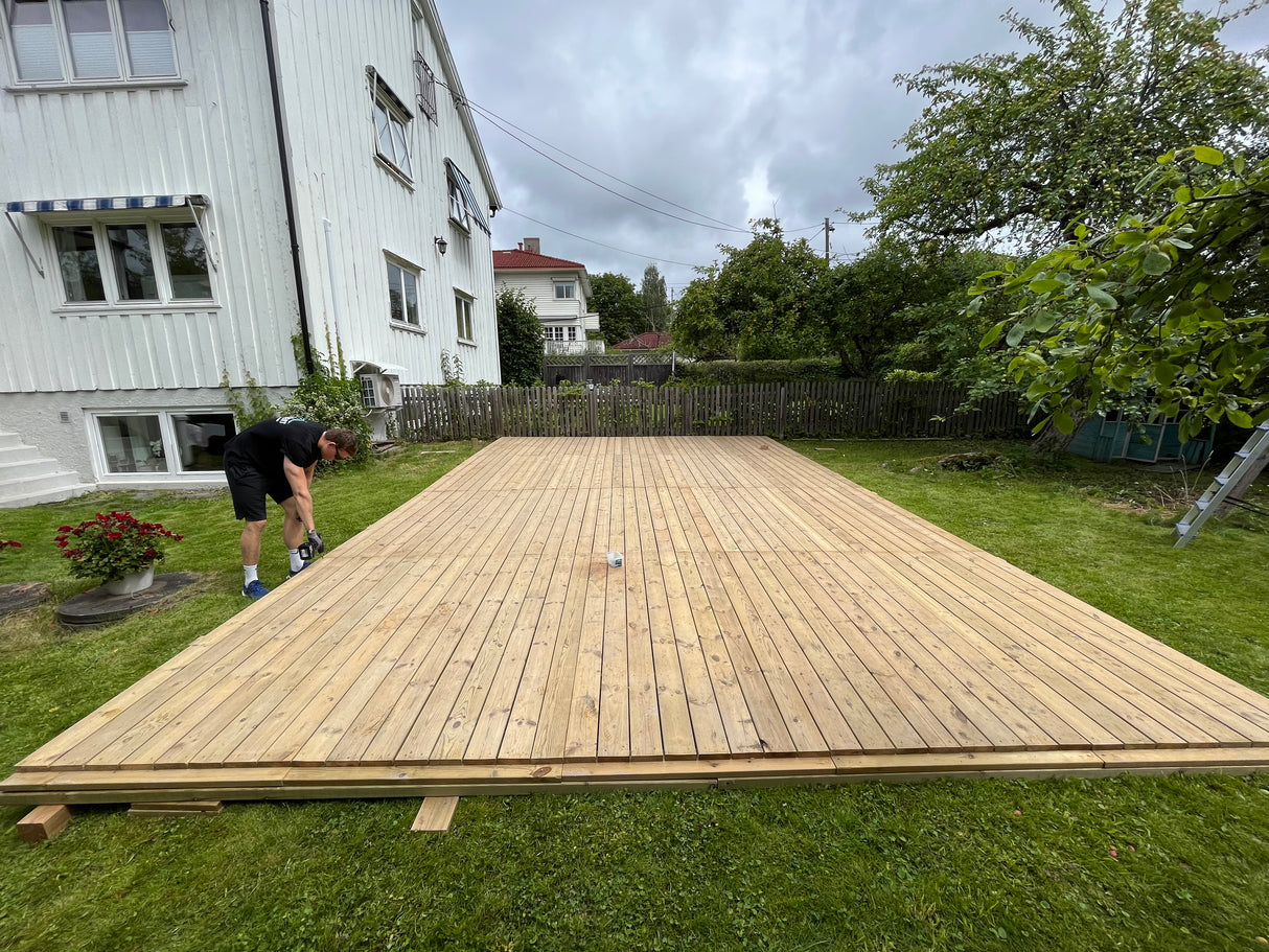 Gulv av terrassebord