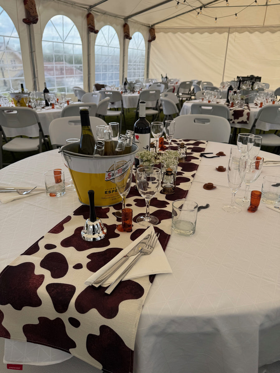 Kult dekket til cowboy-fest i stort telt - Berg Event — bilde 1