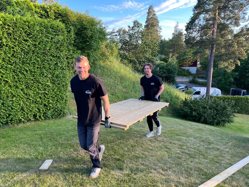 Montører i arbeid med gulvlegging - Berg Event
