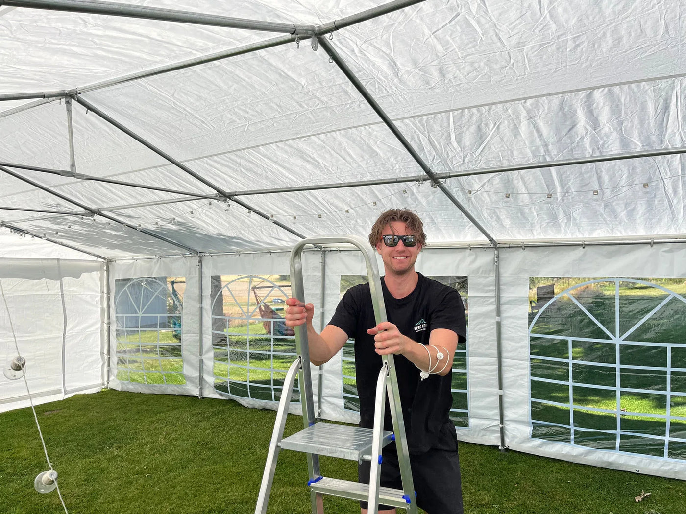 Montør Mats på jobb med godt humør - Berg Event