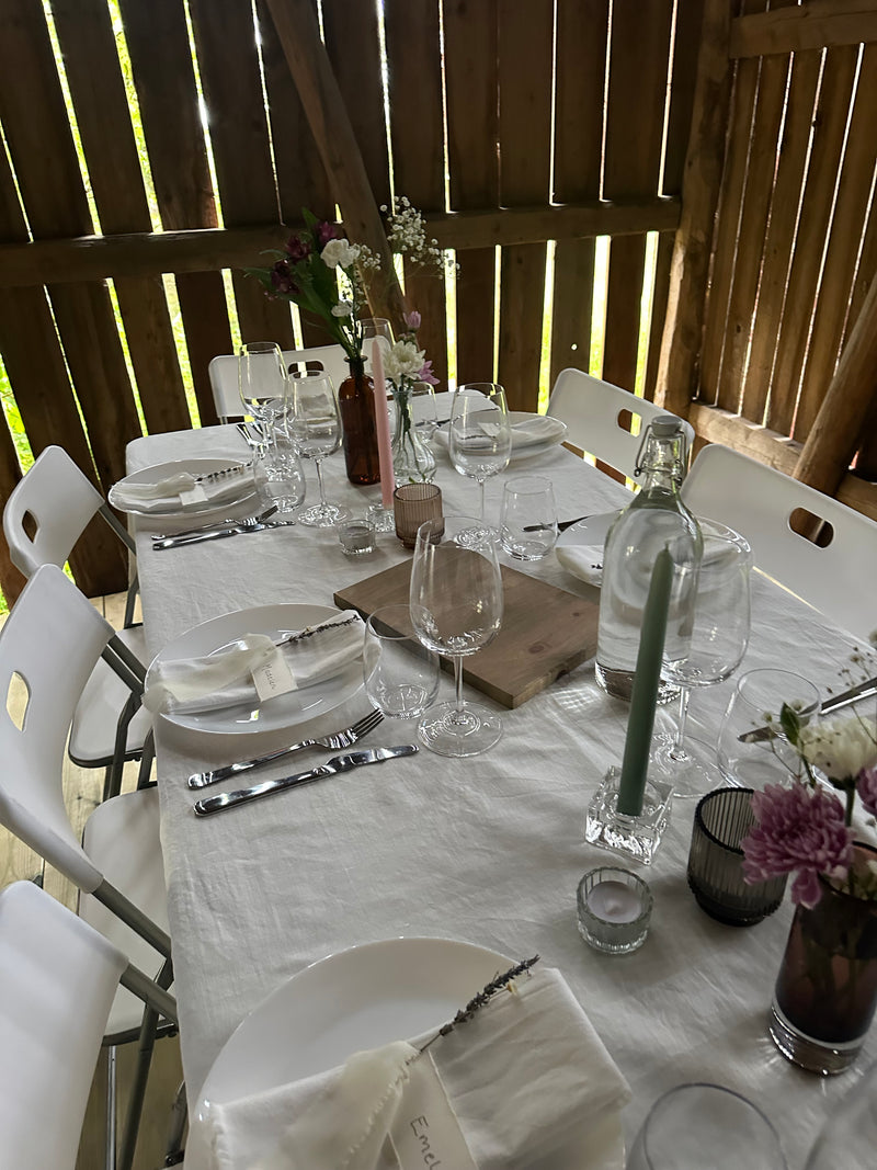 Bord og stoler dekket til fest inne i partytelt
