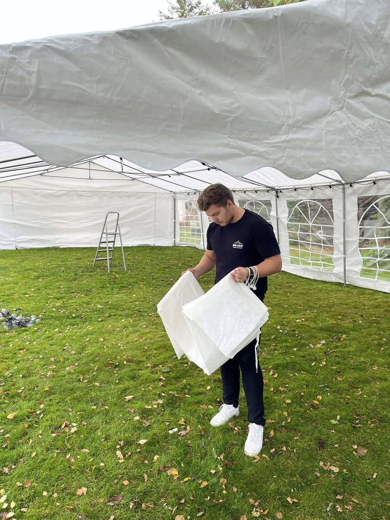 Philip fra Berg Event monterer vegg på partytelt
