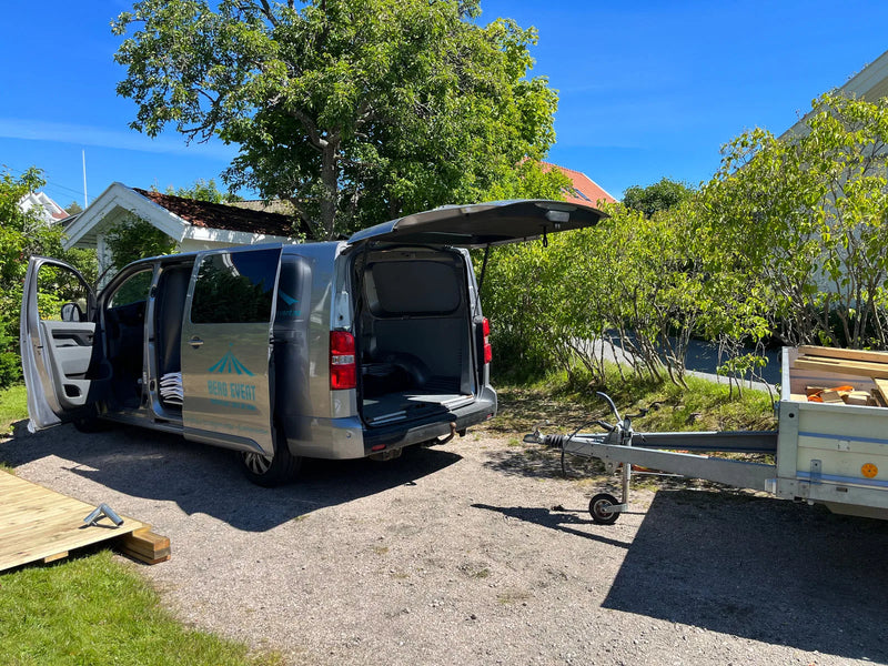 Bil med henger frakter utstyr til oppdrag på Hvaler - Berg Event
