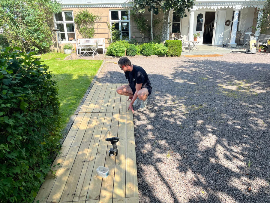 Montør Mats legger gulv til bryllupstelt på Bygdøy i Oslo - Berg Event — bilde 3