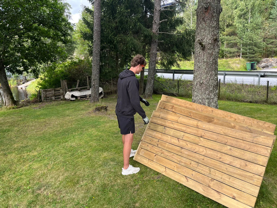 Montør Mats legger gulv til partytelt - Berg Event — bilde 5