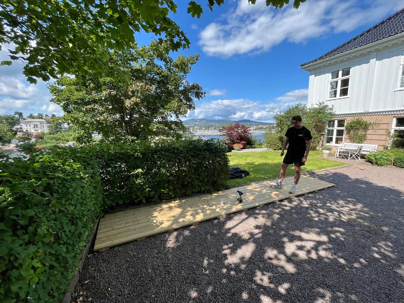 Montør Mats legger gulv til bryllup på Bygdøy - Berg Event